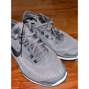 Nike women’s Light Gray Athletic Running Shoes 8.5